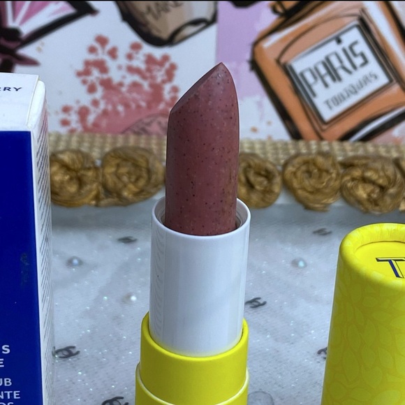 Treslúce Beauty Strawbery Exfoliating Lip Scrub - Picture 2 of 7